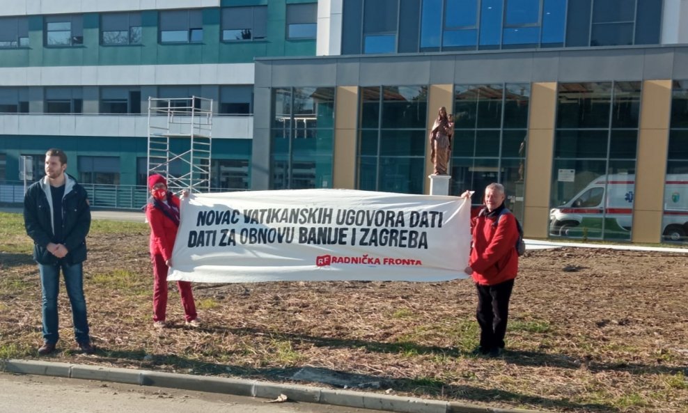 Aktivisti Radničke fronte ispred Opće bolnice Sisak