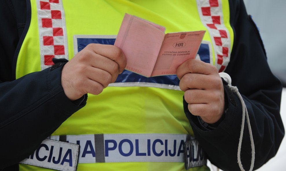 Vozačka dozvola u rukama policajca