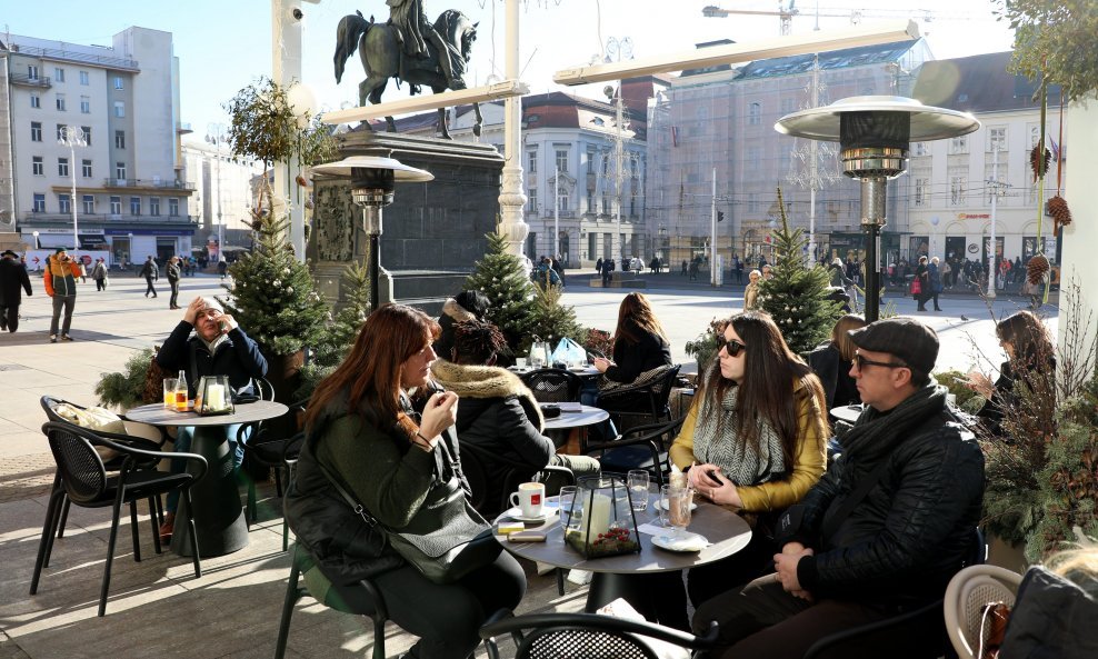 Građani ispijaju kavu na Trgu bana Jelačića (ilustrativna fotografija)