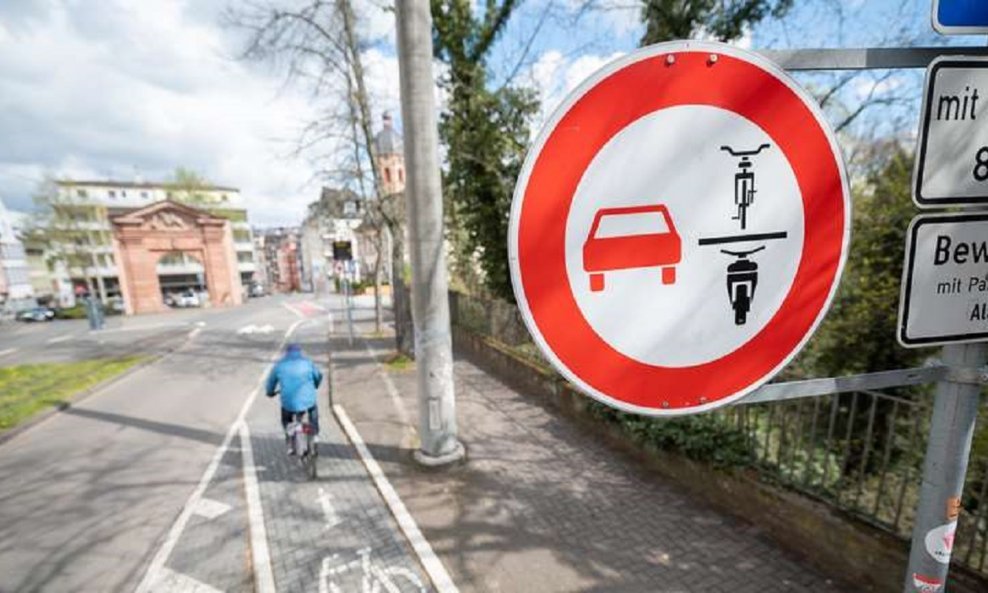 Zabrana pretjecanja jednokolosiječnih vozila za motorna vozila s više kolosijeka i motocikle s bočnim prikolicama okruglog oblika