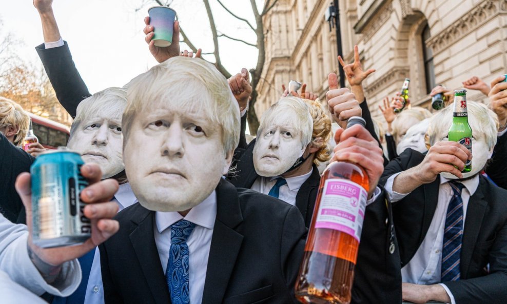 Ironični prosvjed zbog lockdown zabave Borisa Johnsona ispred Westminstera
