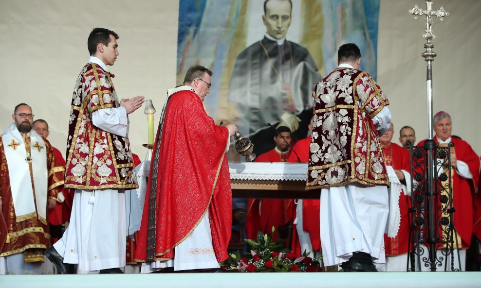 Kardinal Josip Bozanić predvodio je misno slavlje ispred zagrebačke katedrale na Stepinčevo