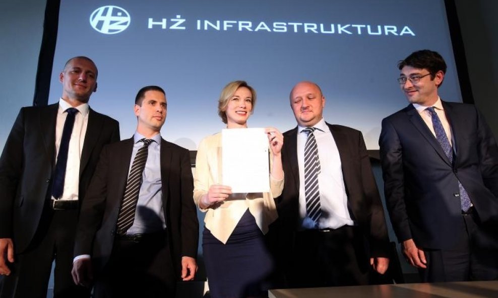 Renata Suša iz HŽ infrastrukture sa šefovima domaćih građevinskih poduzeća nakon potpisivanja ugovora o obnovi pruge Dugo Selo - Križevci