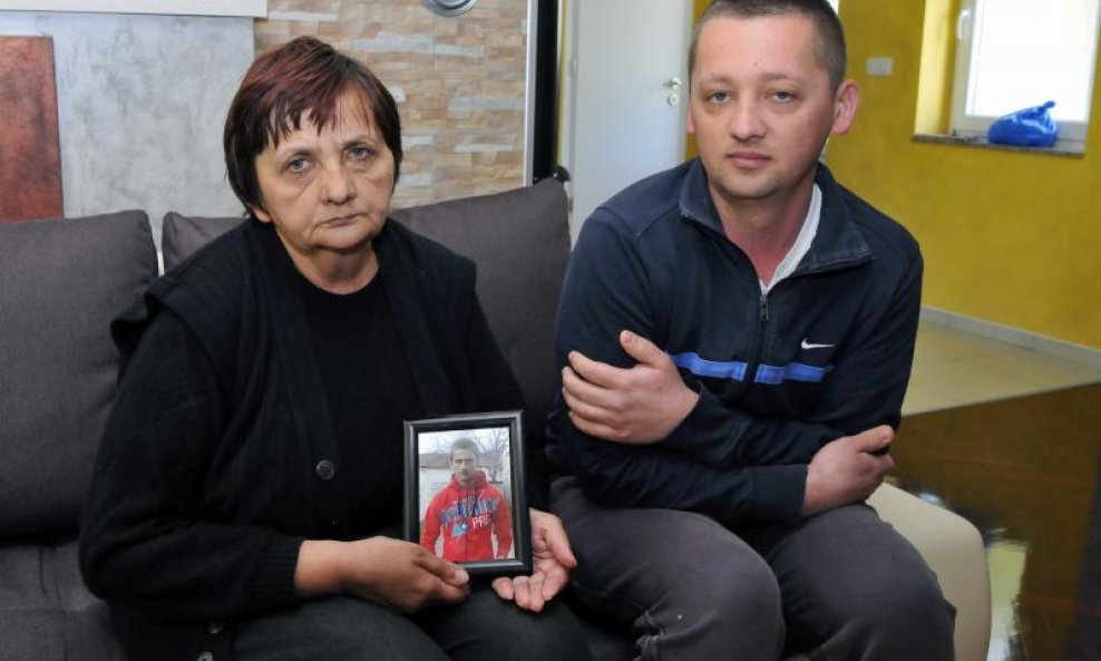 Obitelj pretučenog Marka Azapovića, majka Ana i brat Vjekomir