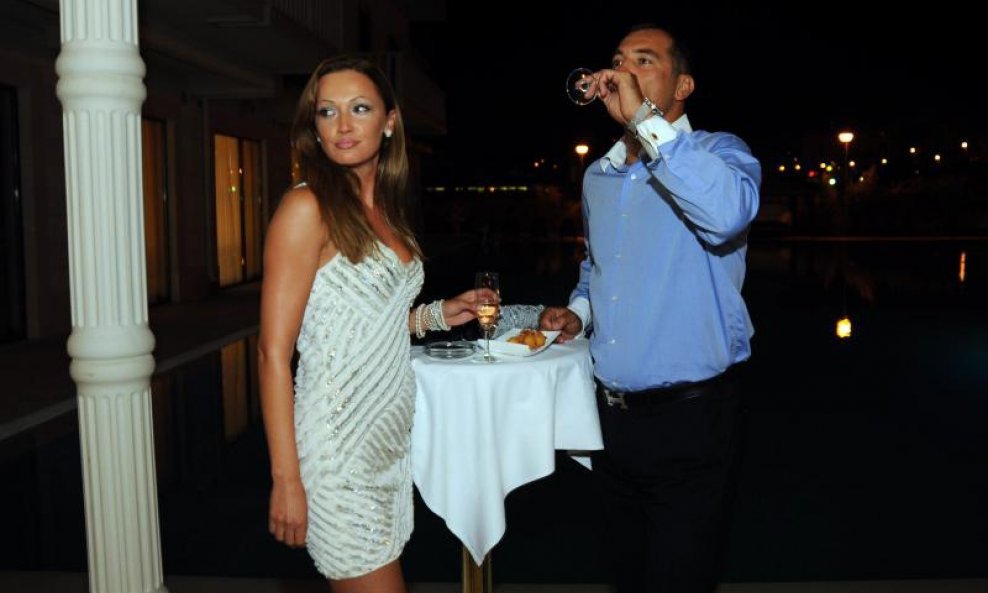 Igor Štimac i djevojka Lana ispijaju šampanjac (1)