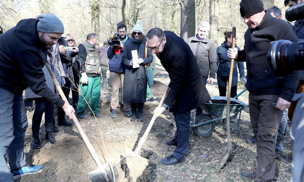 Gradonačelnik Tomislav Tomašević i ministar gospodarstva Tomislav Ćorić u sadnji stabala u parku Maksimir