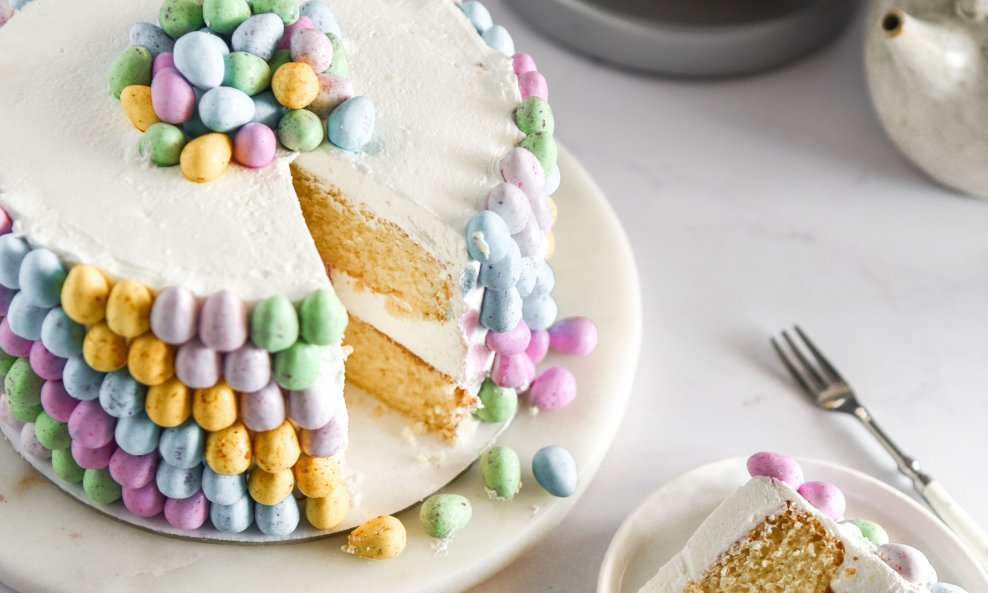 Torta ukrašena čokoladnim jajim bit će zvijezda na uskršnjem stolu