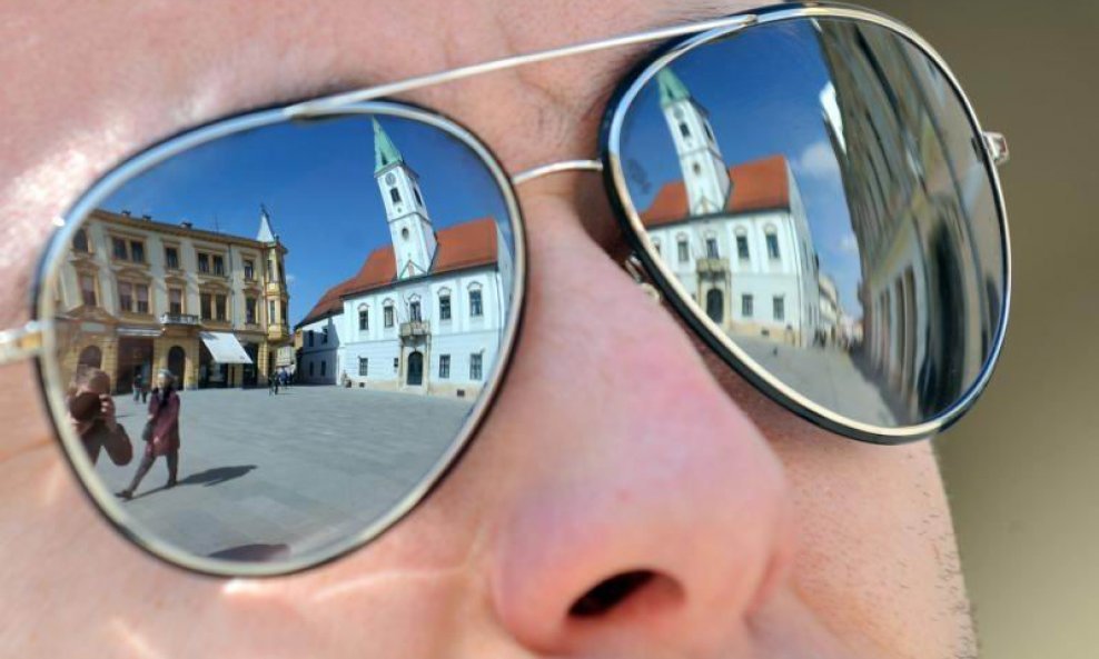 Varaždinska Gradska vijećnica odrazila se u sunčanim naočalama.