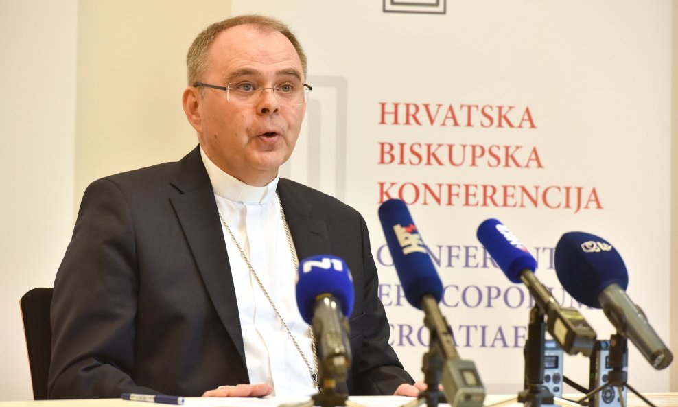 Bože Radoš na konferenciji za novinare nakon plenarnog zasjedanja HBK-a