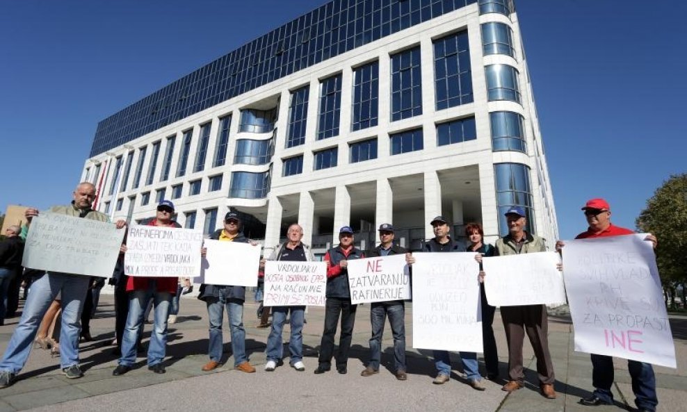 Prosvjed radnika sisačke rafinerije ispred INA-e (13)