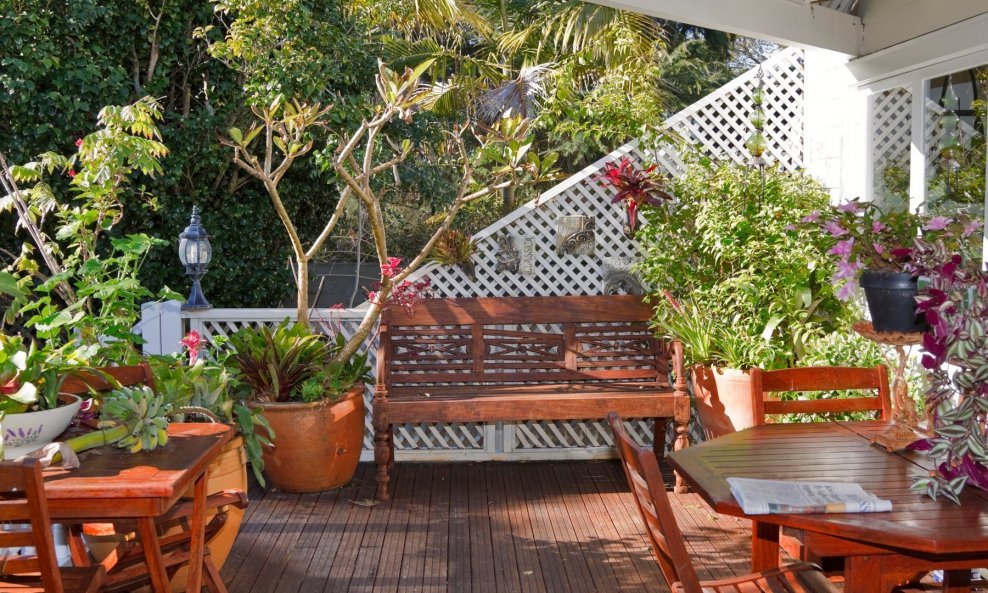 Kreiranje zelene oaze na balkonu ili terasi znatno poboljšava kvalitetu života