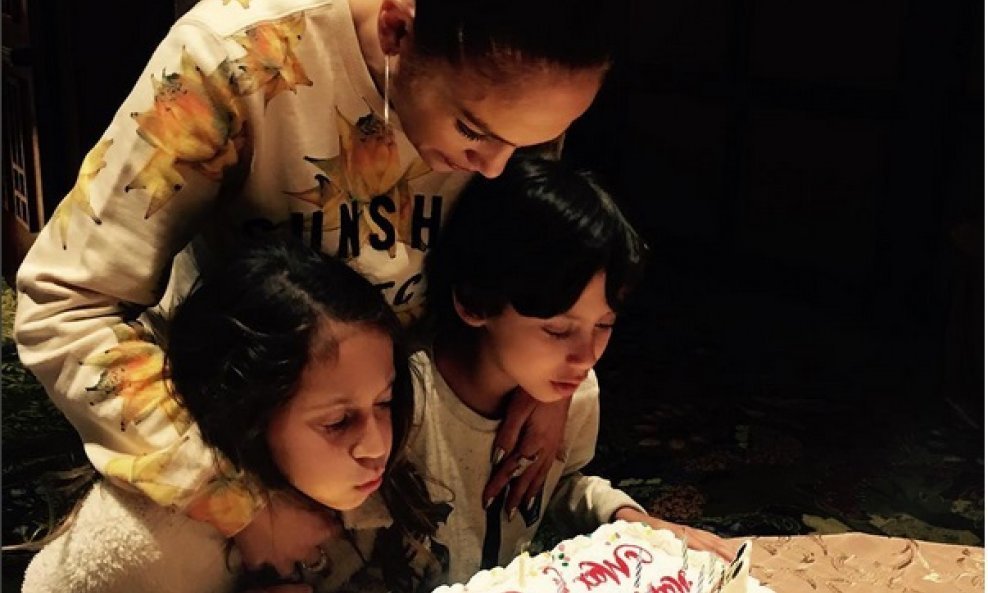 Jennifer Lopez sa svojom djecom sinom maxom i kćeri Emmom