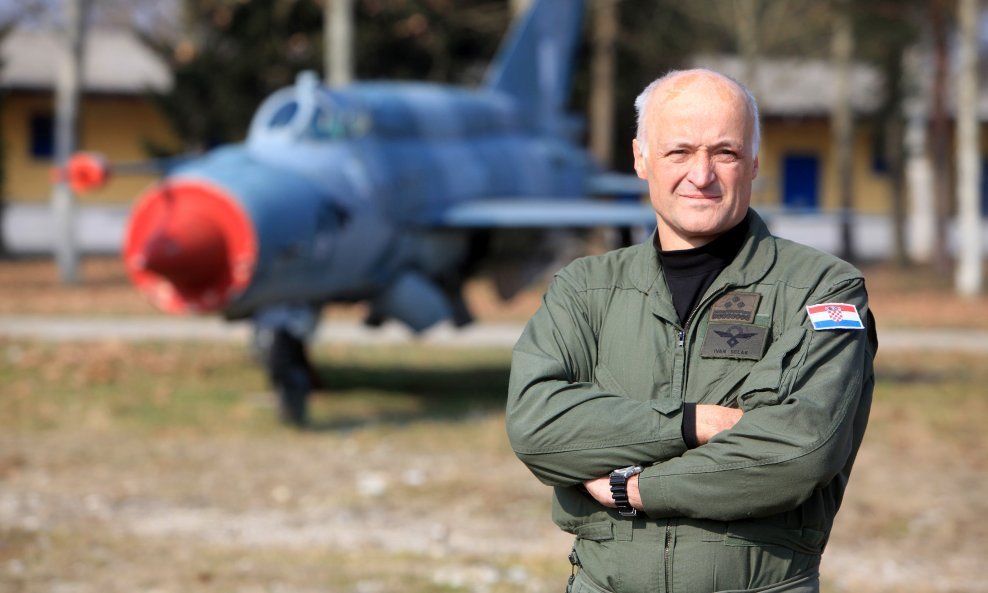 Ivan Selak ispred MiG-a 21 oznake 102 i nadimka 'Osvetnik Dubrovnika', kojim je 15. svibnja 1992. doletio na hrvatski teritorij