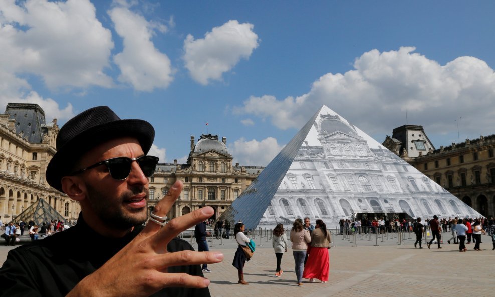 JR s piramidom u pozadini