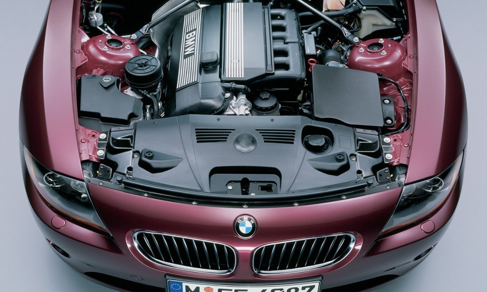 BMW-Z4-engine-compartment-1280x960
