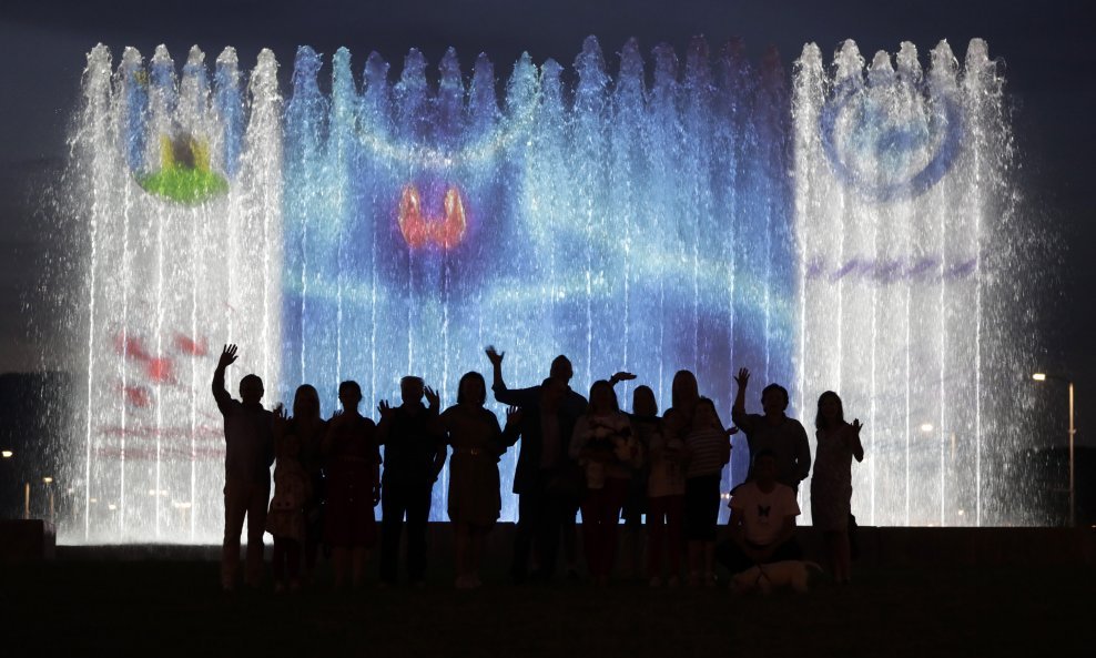 Zagrebačke fontane svijetlile u znak podrške oboljelima od raka štitnjače