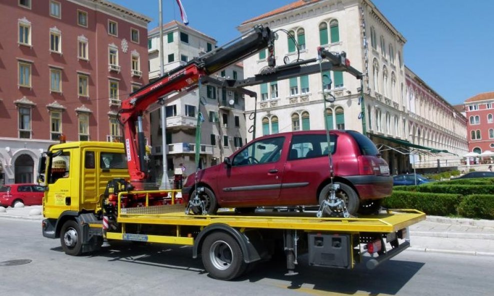 Pauk odvozi auto u Splitu