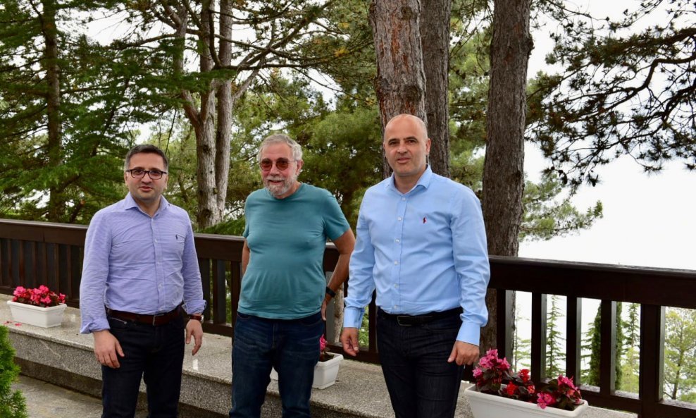 Krugman u društvu makedonskog ministra financija Besimija (slijeva) i premijera Kovačevskog (zdesna)