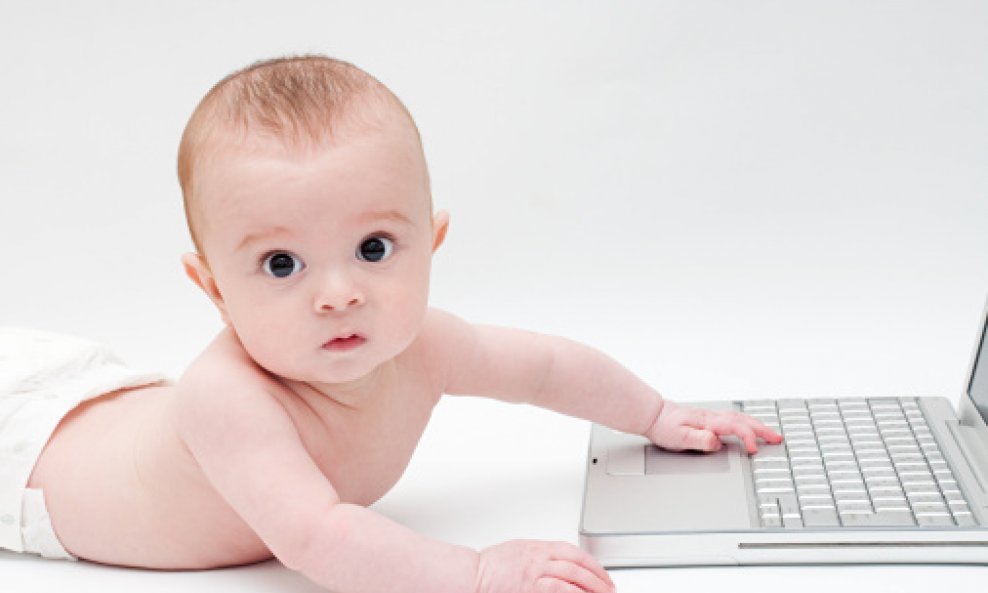 Beba i kompjuter