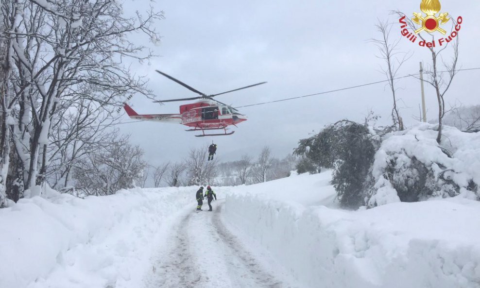 Spasitelji pružaju pomoć unesrećenima u lavini u Italiji