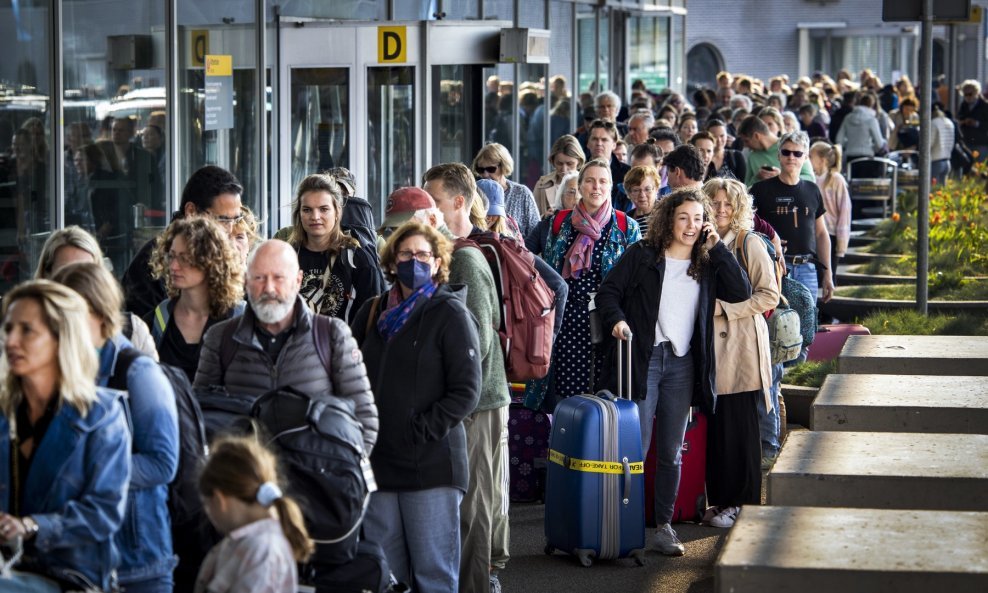 Štrajk radnika KLM-a na Schipholu u travnju 2022. godine, putnici čekaju u redu