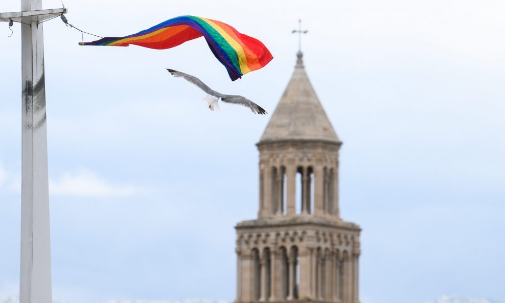 Pripadnici LGBTQ zajednice podigli su zastavu duginih boja, simbol LGBTQ zajednice na jarbol na Matejusci