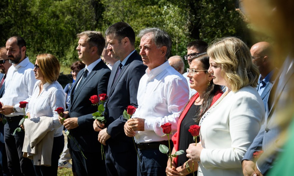 Anja Šimpraga, Milorad Pupovac, Boris Milošević i župan šibensko-kninski Marko Jelić, položili cvijeće kod spomen-križeva u Plavnom i Gruborima za smrtno stradale srpske civile nakon VRO Oluja