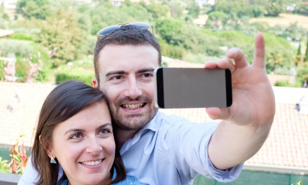 muškarac žena turisti selfie pametni telefon mobiteli