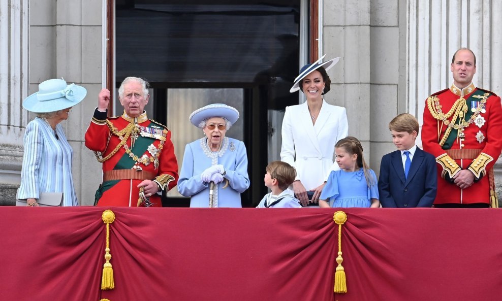 Preminula kraljica Elizabeta II, sadašnji kralj Charles III, supruga kraljica Camilla, princ Willam, Kate Middleton i njihova djeca George, Charlotte i Louis