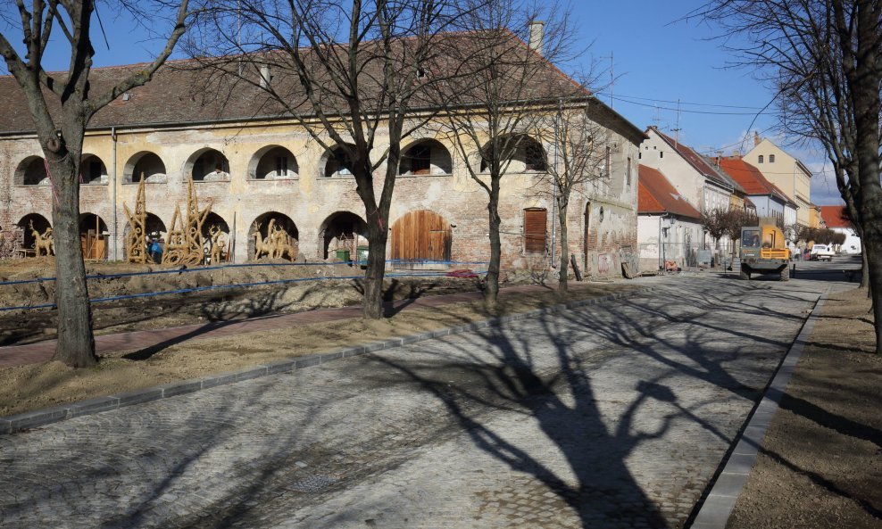 Zgrada nekadašnje konjičke vojarne, Tvrđa, Osijek