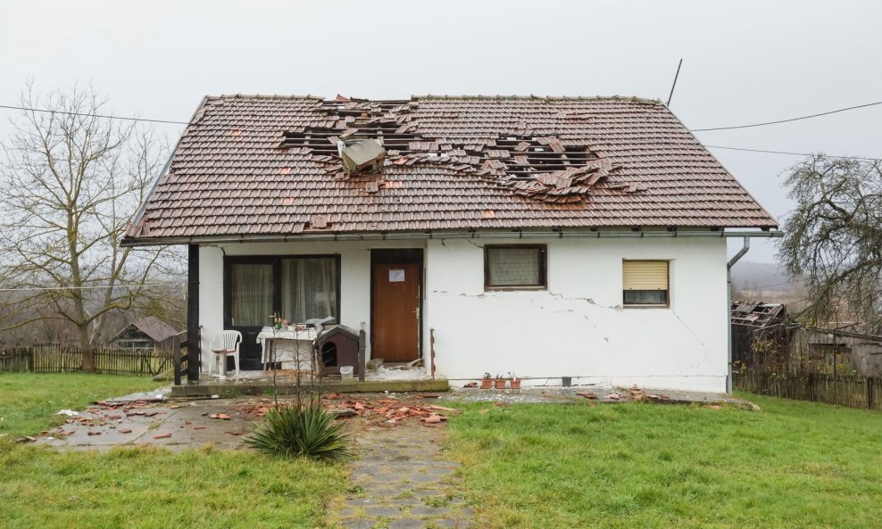 Oštećena kuća kod Petrinje