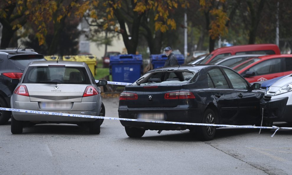 Automobili napadača i žrtve na parkingu u Prečkom