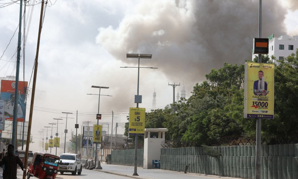 Dim se nadvio nad Mogadišuom nakon eksplozije