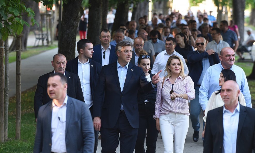 HDZ-ovci na čelu s premijerom Andrejom Plenkovićem na karlovačkom skupu u 7. izbornoj jedinici, a ona se proteže od jugozapada Zagreba do Novog Vinodolskog