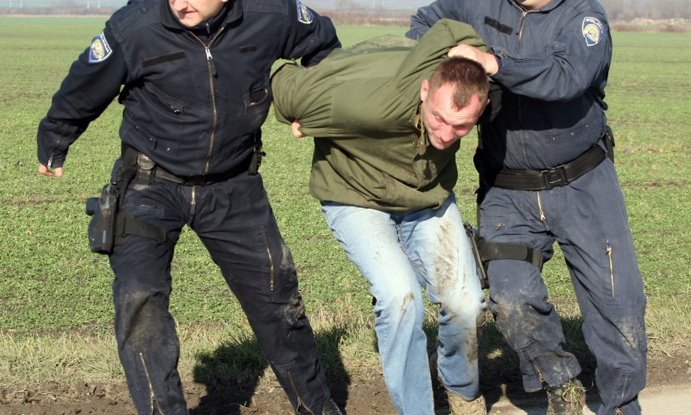 Hrvatski policajci na vježbi demonstriraju privođenje ilegalaca