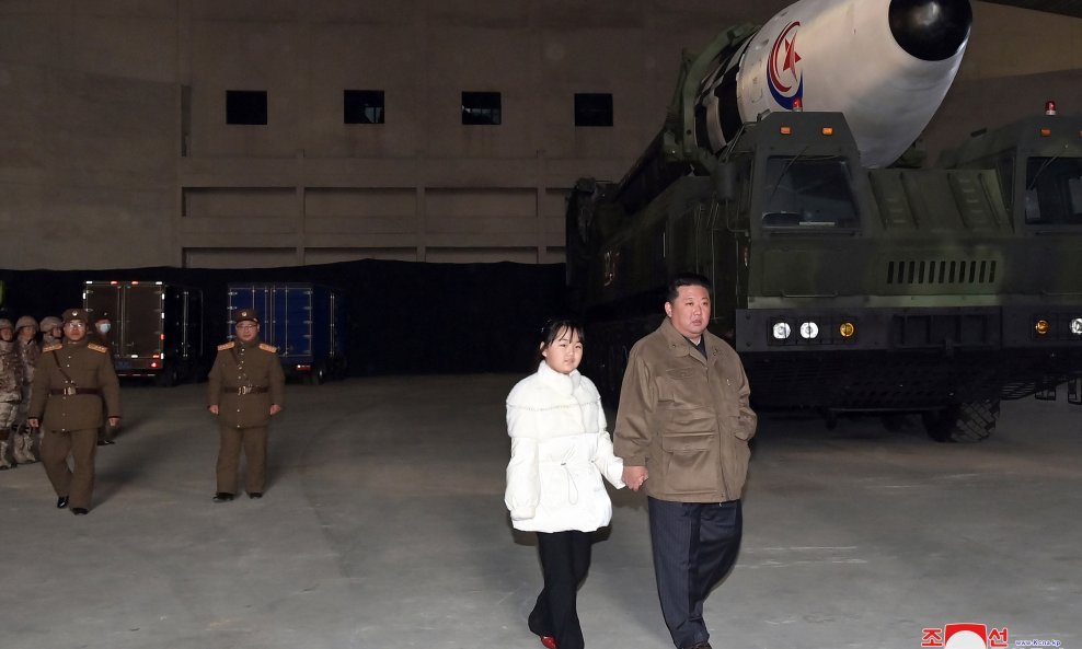 Kim Jong Un u šetnji s kćerkom