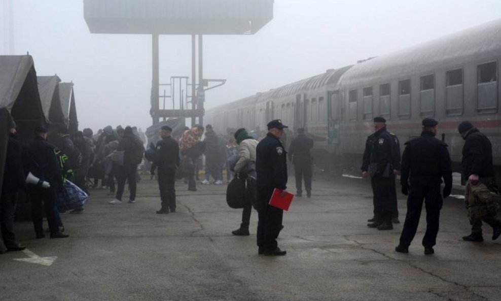 Prvi vlak s izbjeglicama stigao u Slavonski Brod (6)