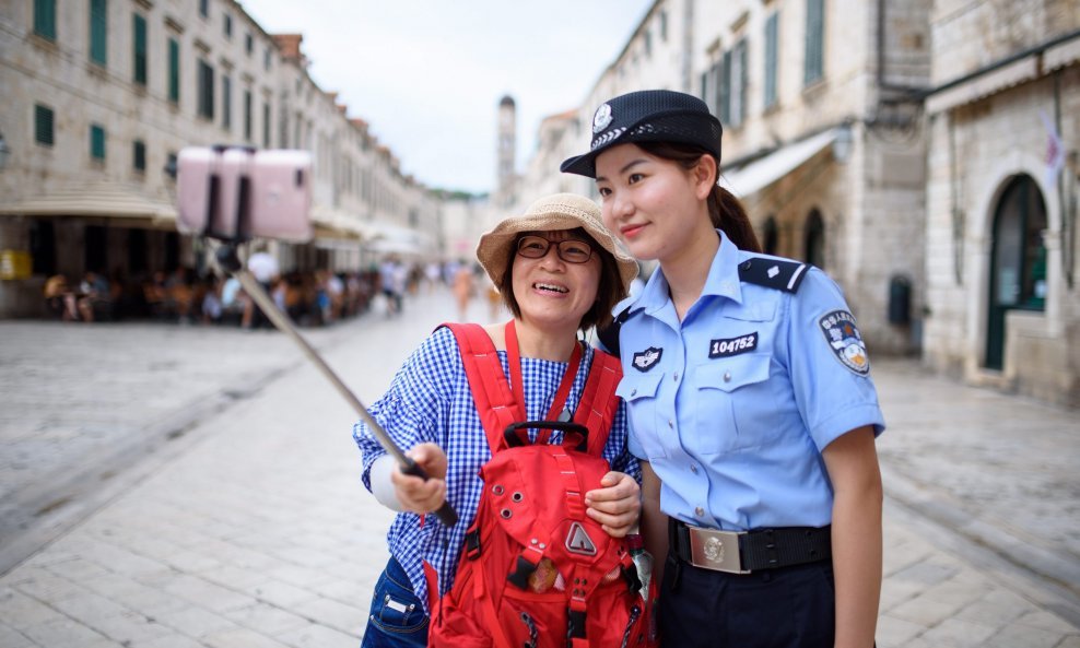Kineska policajka na Stradunu