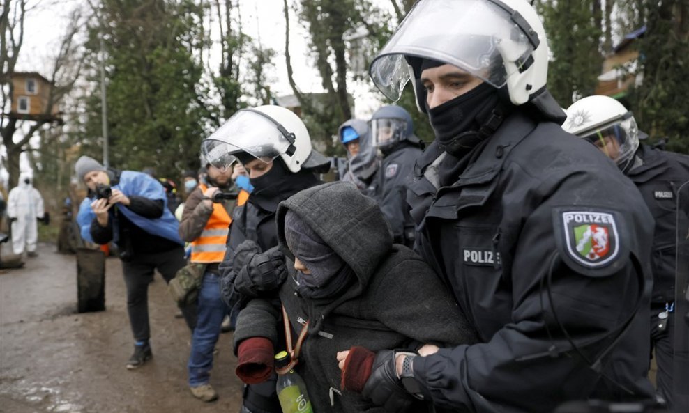 Njemačka policija raščićava prosvjed u blizini mjesta gdje je rudnik lignita