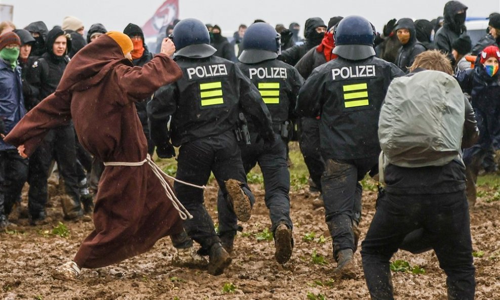 Prosvjednik odjeven u svećenika u blatu s policijom