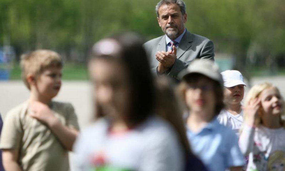 Dok su prosvjednici zazivali njegovo ime uzalud, gradonačelnik Milan Bandić prošetao je s djecom iz dješjeg vrtića Suncana po Bundeku te im organizirao hot dog i sokove za ručak.