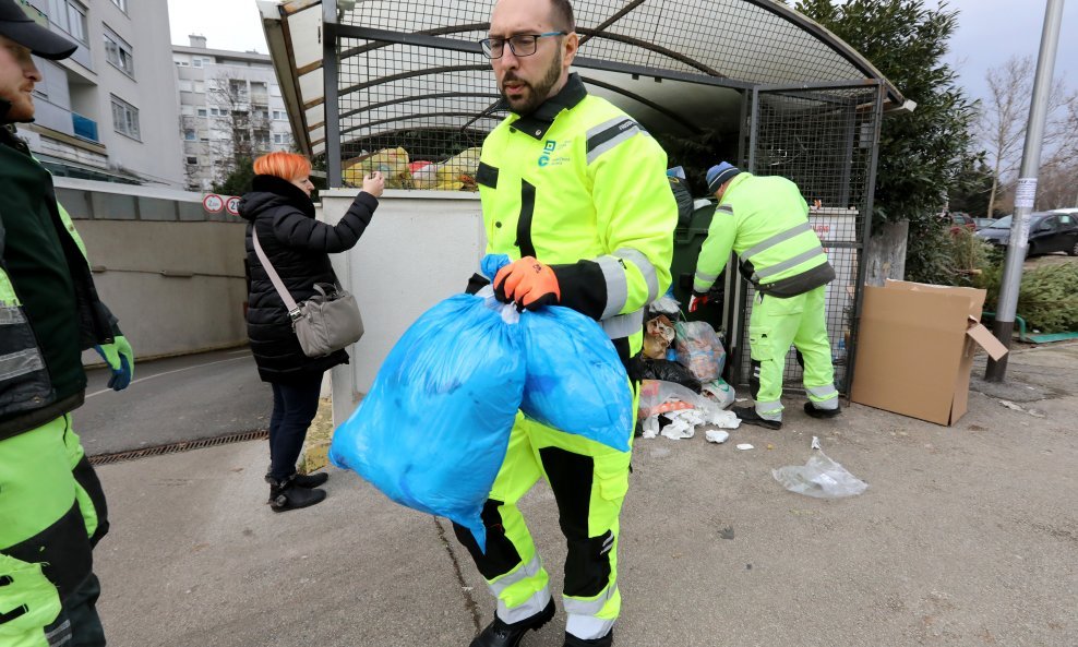Tomašević nosi vrećice s otpadom u Zagrebu
