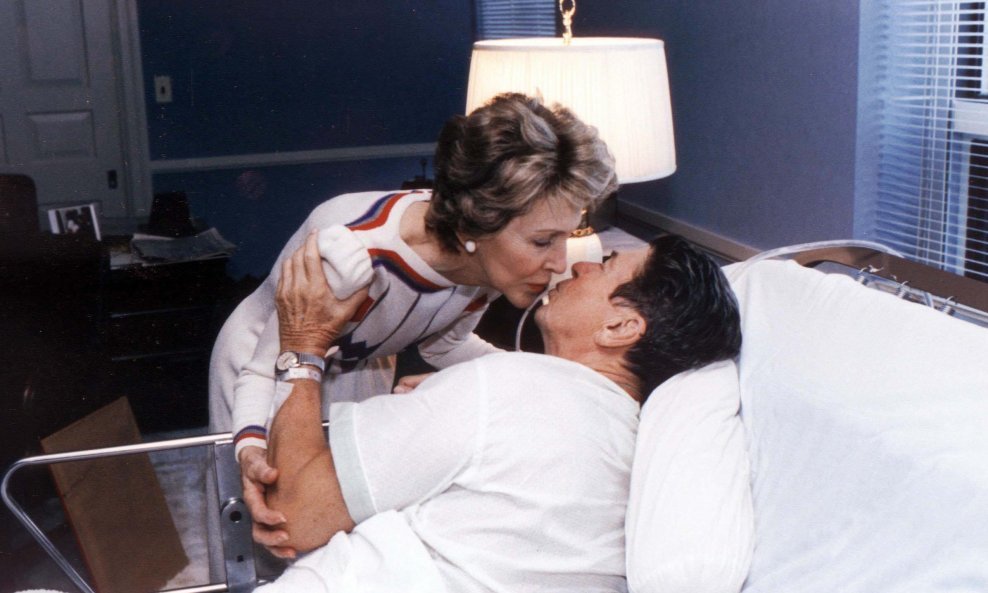 Nancy i Ronald Reagan na bolesničkoj postelji