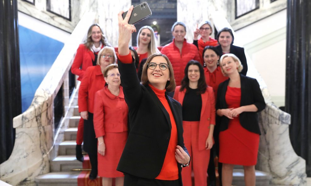 Saborske zastupnice odjevanjem u crvene haljine obilježile Dan crvenih haljina u borbi protiv moždanog udara