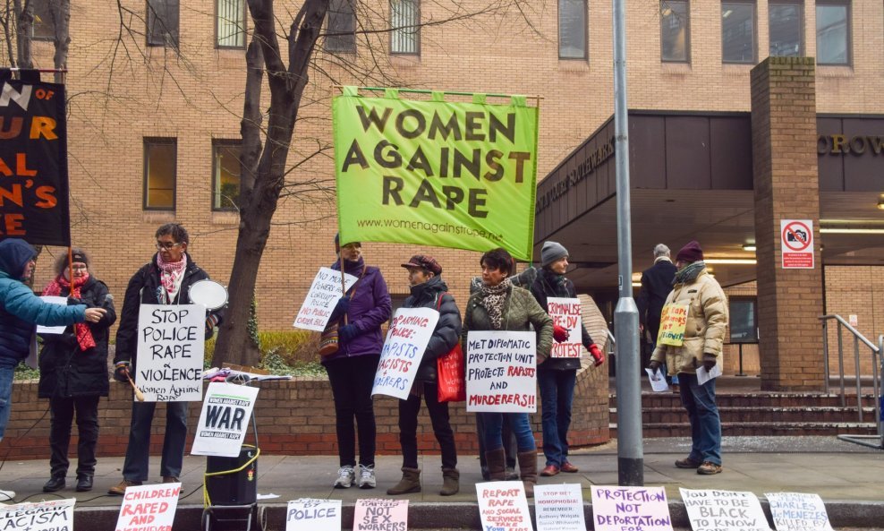 Demonstracija zbog britanskog policajca silovatelja