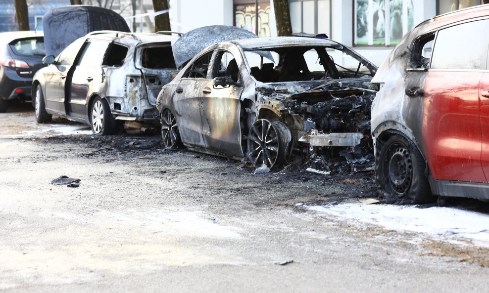 U zagrebačkoj Utrini izgorjela tri automobila