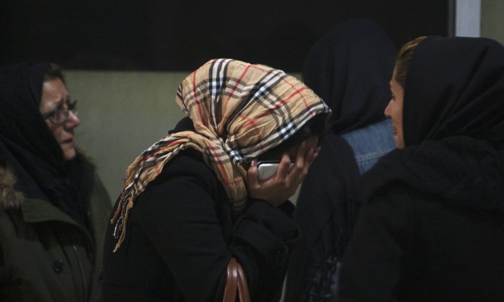 Iran, žena plače