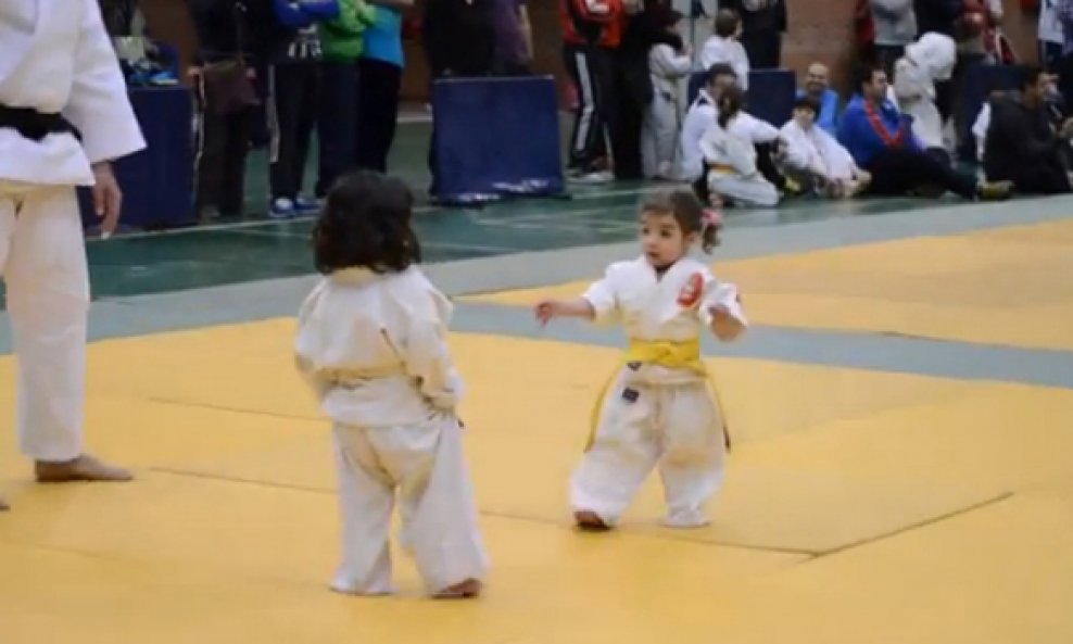 djevojčice igraju judo