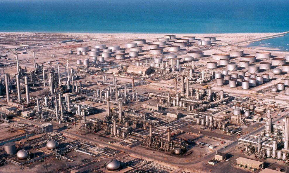 Rafinerija u Saudijskoj Arabiji - ilustracija