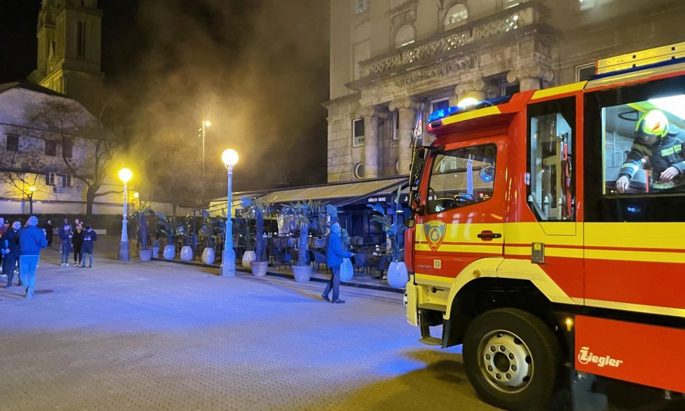 Požar na Trgu bana Jelačića u Zagrebu